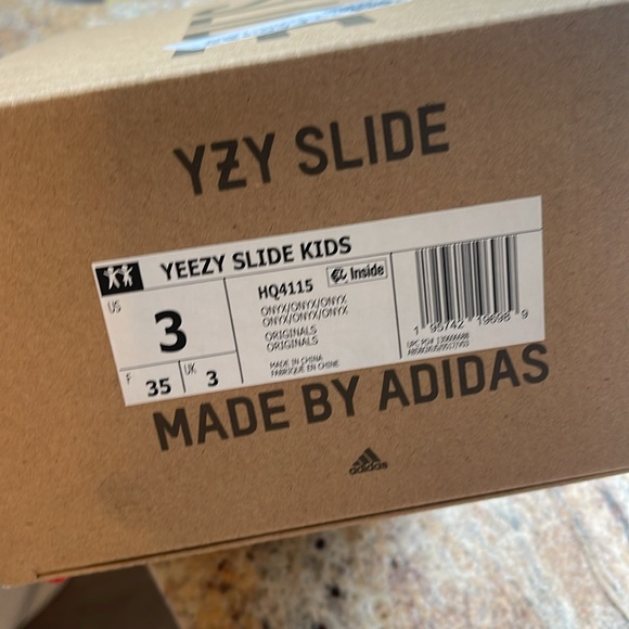 Brand new in box Yeezy slides- onyx size 3 kids - Picture 8 of 8